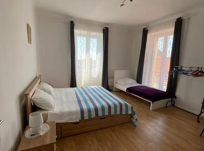 아파트 Just A Step To The Old Gates *