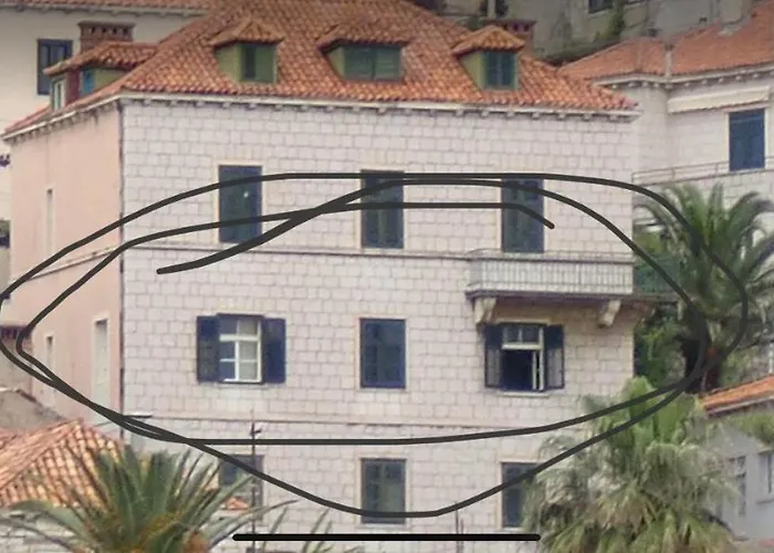 Just A Step To The Old Gates Apartment *