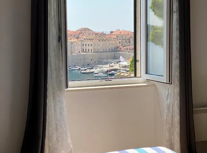 아파트 Just A Step To The Old Gates *