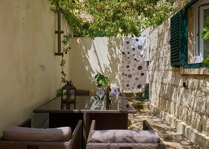 아파트 Just A Step To The Old Gates *