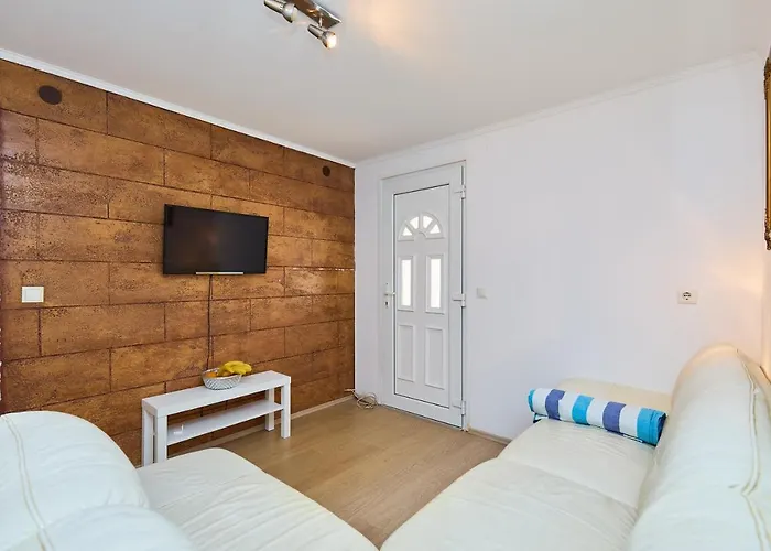 아파트 Just A Step To The Old Gates