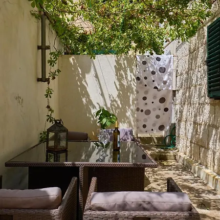 아파트 Just A Step To The Old Gates *